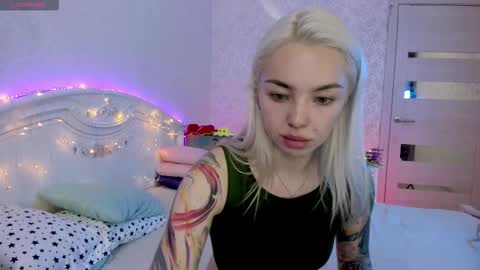 Snapshot of lillimooore chatting on 09.19.25 LilliMoore online show from 09.19.25