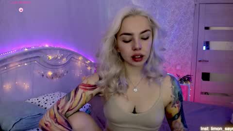 Snapshot of lillimooore chatting on 09.24.25 LilliMoore online show from 09.24.25