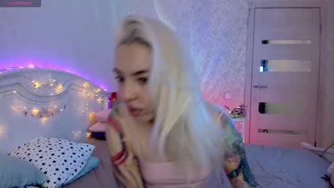 Snapshot of lillimooore chatting on 09.29.25 LilliMoore online show from 09.29.25