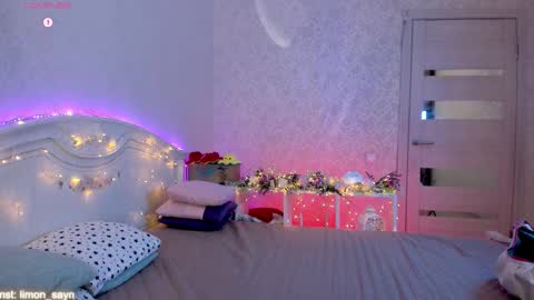 Snapshot of lillimooore chatting on 10.02.25 LilliMoore online show from 10.02.25