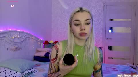 Snapshot of lillimooore chatting on 10.17.25 LilliMoore online show from 10.17.25