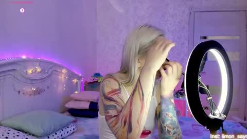 Snapshot of lillimooore chatting on 10.25.25 LilliMoore online show from 10.25.25