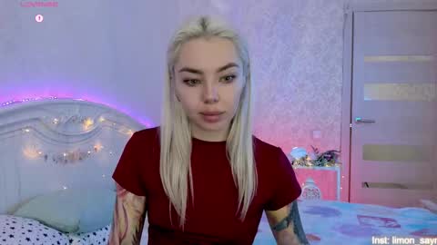 Snapshot of lillimooore chatting on 10.29.25 LilliMoore online show from 10.29.25