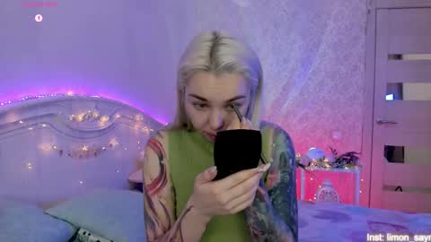 Snapshot of lillimooore chatting on 11.02.25 LilliMoore online show from 11.02.25