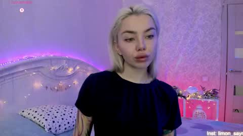 Snapshot of lillimooore chatting on 11.04.25 LilliMoore online show from 11.04.25