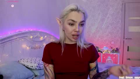 Snapshot of lillimooore chatting on 11.09.25 LilliMoore online show from 11.09.25