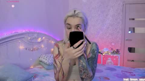 Snapshot of lillimooore chatting on 11.09.25 LilliMoore online show from 11.09.25