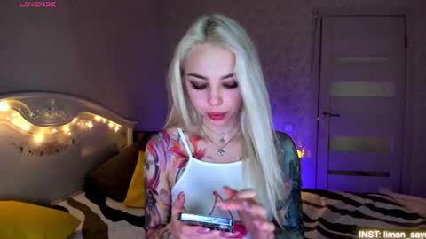 Snapshot of lillimooore chatting on 06.20.26 LilliMoore online show from 06.20.26