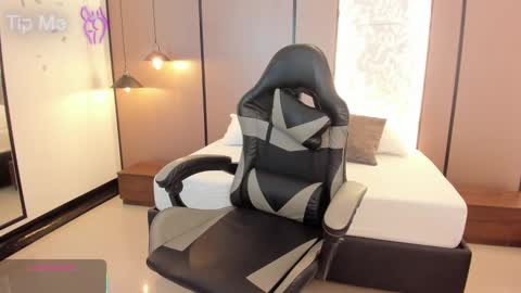 Snapshot of lilly_ass chatting on 10.15.25 L I L L Y online show from 10.15.25