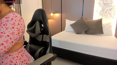 Snapshot of lilly_ass chatting on 11.06.25 L I L L Y online show from 11.06.25