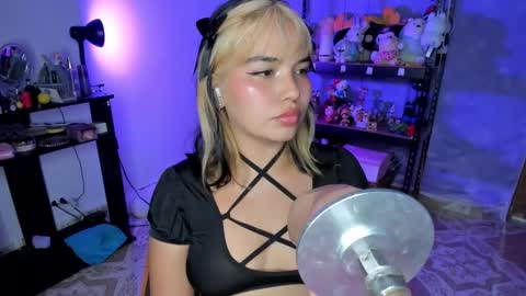 Snapshot of lilly_kinky chatting on 10.23.25 Lilly online show from 10.23.25