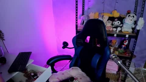 Snapshot of lilly_kinky chatting on 12.14.25 Lilly online show from 12.14.25