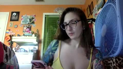 Snapshot of lillylushabae chatting on 10.01.25 hi guys im back on here 3 online show from 10.01.25