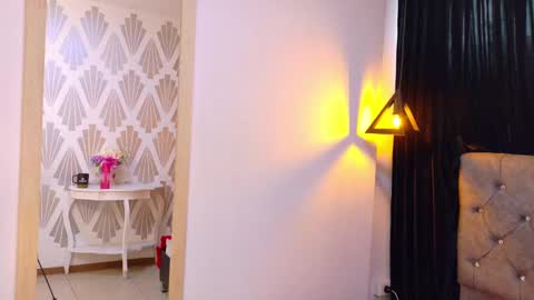 Lily Lauren online show from 10.10.25