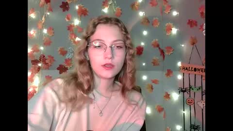 Snapshot of lily_tayberry chatting on 10.16.25 small lily online show from 10.16.25