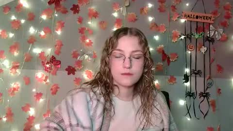 Snapshot of lily_tayberry chatting on 10.23.25 small lily online show from 10.23.25
