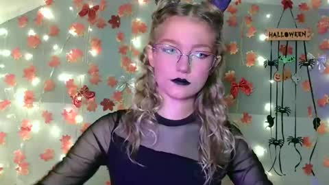 Snapshot of lily_tayberry chatting on 10.29.25 small lily online show from 10.29.25