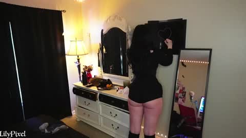 Liliana Marie Pixelate online show from 01.30.25