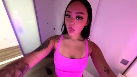 Snapshot of lilypowpow chatting on 12.01.25 lilypowpow online show from 12.01.25