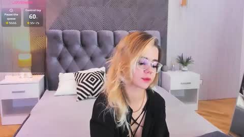 Snapshot of lilyrabbit chatting on 10.14.25 Rose online show from 10.14.25