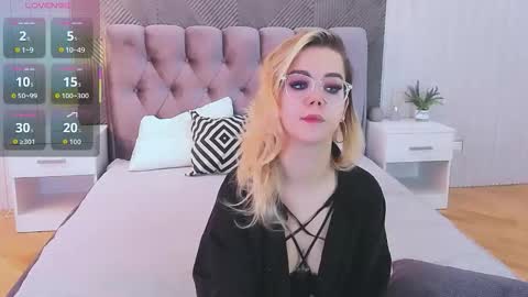 Snapshot of lilyrabbit chatting on 10.17.25 Rose online show from 10.17.25