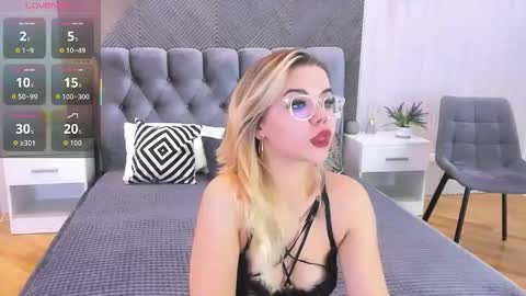 Snapshot of lilyrabbit chatting on 10.23.25 Rose online show from 10.23.25