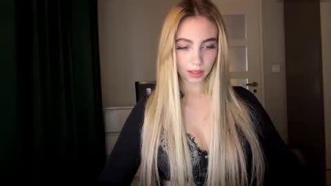 Snapshot of lilysweetgirl chatting on 05.06.26 Lily online show from 05.06.26