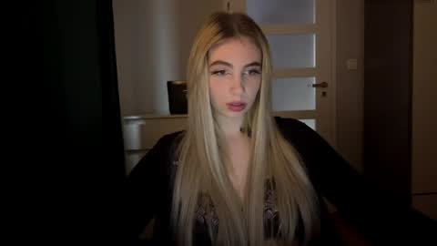 Snapshot of lilysweetgirl chatting on 05.11.26 Lily online show from 05.11.26