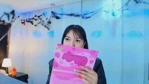 Snapshot of lina_bedoya chatting on 10.30.25 Lina Bedoya online show from 10.30.25