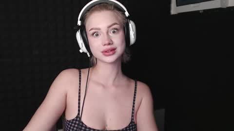 Snapshot of linacute52 chatting on 11.09.25 linacute52 online show from 11.09.25