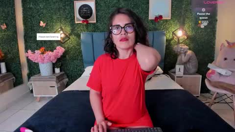 Snapshot of linagh chatting on 09.13.25 Lina online show from 09.13.25