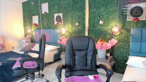 Snapshot of linagh chatting on 09.15.25 Lina online show from 09.15.25