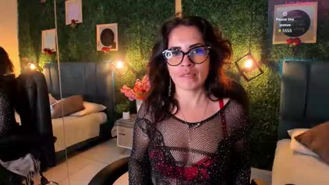 Snapshot of linagh chatting on 09.25.25 Lina online show from 09.25.25