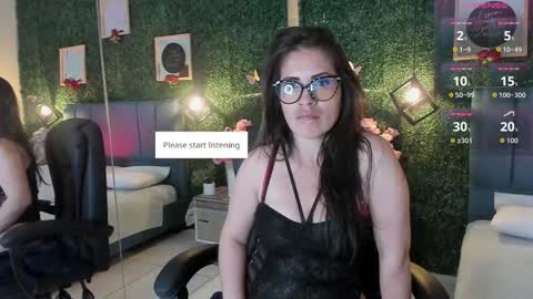 Snapshot of linagh chatting on 09.27.25 Lina online show from 09.27.25