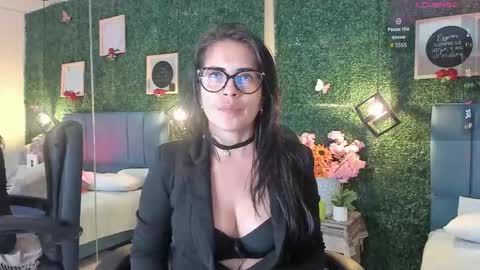 Snapshot of linagh chatting on 09.30.25 Lina online show from 09.30.25