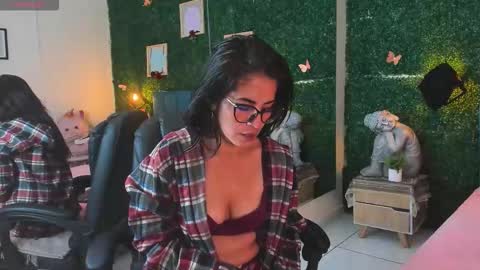 Snapshot of linagh chatting on 11.01.25 Lina online show from 11.01.25