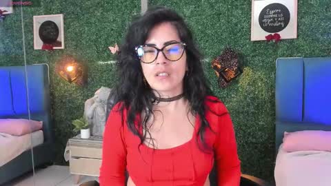 Snapshot of linagh chatting on 11.05.25 Lina online show from 11.05.25