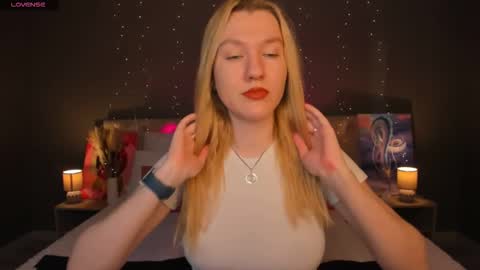 Snapshot of linarayy chatting on 10.23.25 linarayy online show from 10.23.25