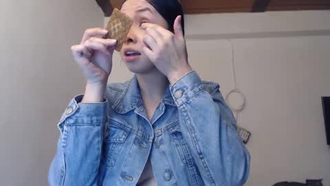 Snapshot of linavillada_ chatting on 09.11.25 Lina online show from 09.11.25