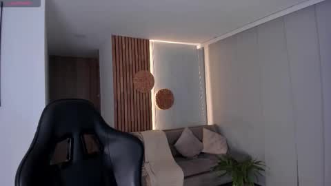 Snapshot of lindseyhallx chatting on 10.08.25 call me annie online show from 10.08.25