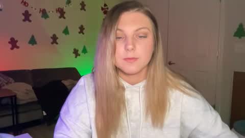 Snapshot of lindseyluxe chatting on 12.14.25 Lindseyluxe online show from 12.14.25