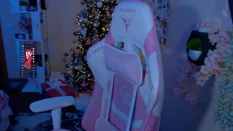 Snapshot of liniq chatting on 12.19.24 Lina online show from 12.19.24