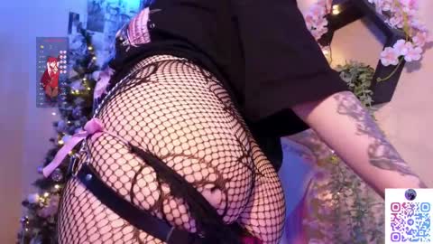 Snapshot of liniq chatting on 02.17.25 Lina online show from 02.17.25