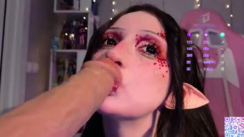 Snapshot of liniq chatting on 10.18.25 Lina online show from 10.18.25