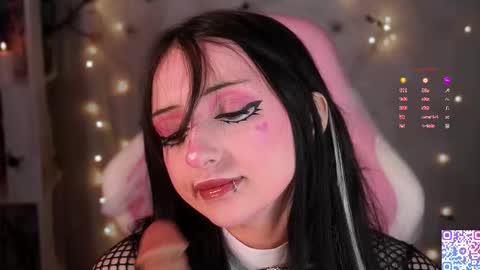 Snapshot of liniq chatting on 10.24.25 Lina online show from 10.24.25