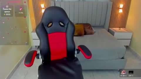 Snapshot of linzi_lennox chatting on 10.10.25 L I N Z I online show from 10.10.25