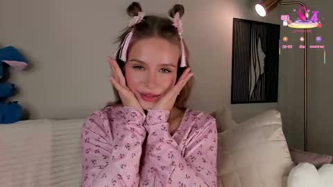 Snapshot of lipswithsweetonthem chatting on 09.15.25 Lina online show from 09.15.25