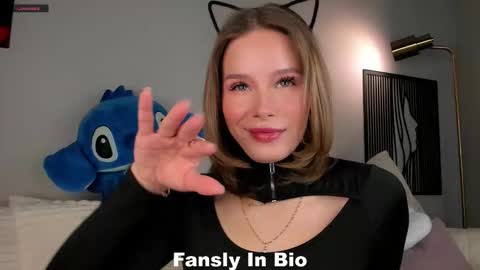 Snapshot of lipswithsweetonthem chatting on 10.19.25 Lina online show from 10.19.25