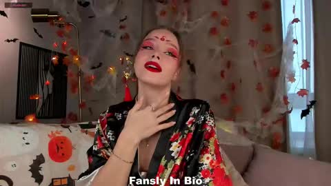 Snapshot of lipswithsweetonthem chatting on 10.28.25 Lina online show from 10.28.25