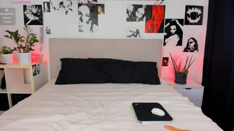 Snapshot of lisa_moons chatting on 10.23.25 lisa_moons online show from 10.23.25